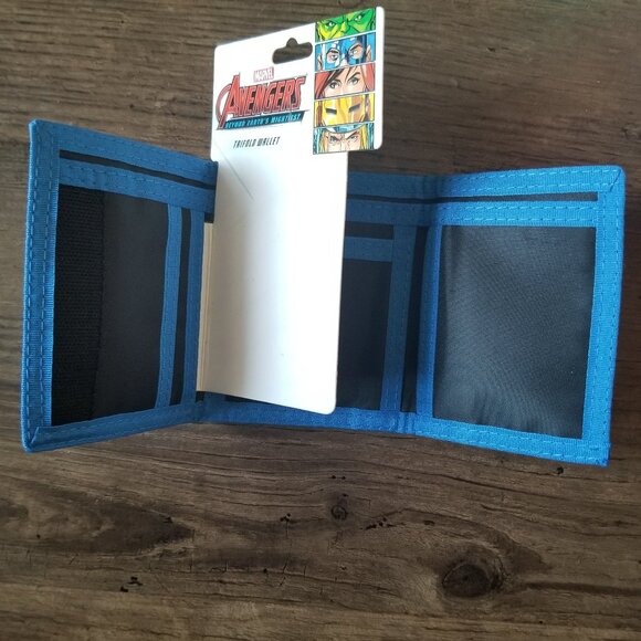 Marvel Avengers Retro Panel Trifold Velcro Wallet - Picture 4 of 5